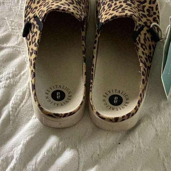 Revitalign  esplanade leopard slides size 9 - Picture 5 of 6